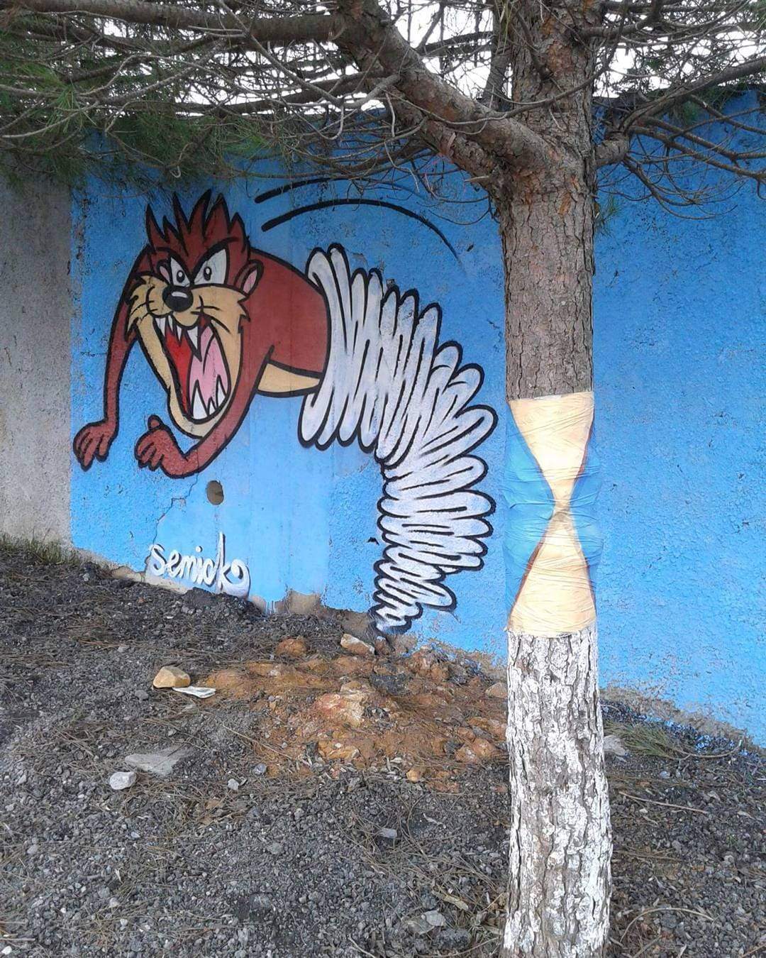 Street art de taz qui fait la toupie